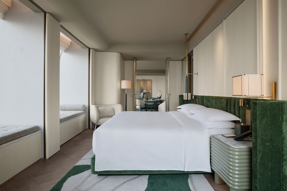 Fairmont Gold, Signature, Suite, King Bed