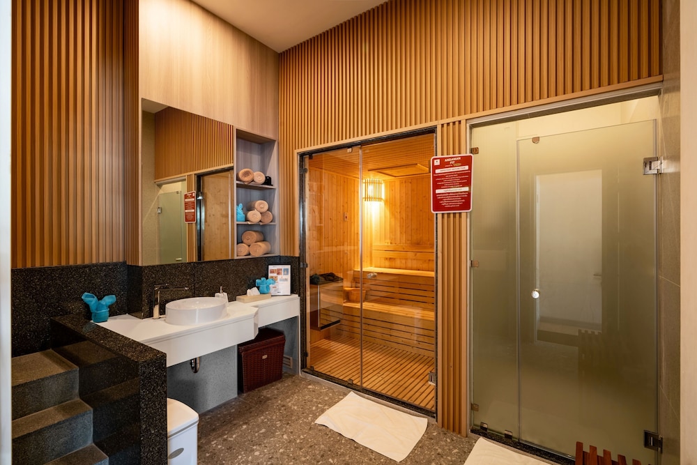 Katathani Phuket Beach Resort 10/66