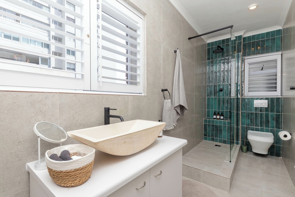 1 Bedroom, Studio, Queen Bed, Mountain View