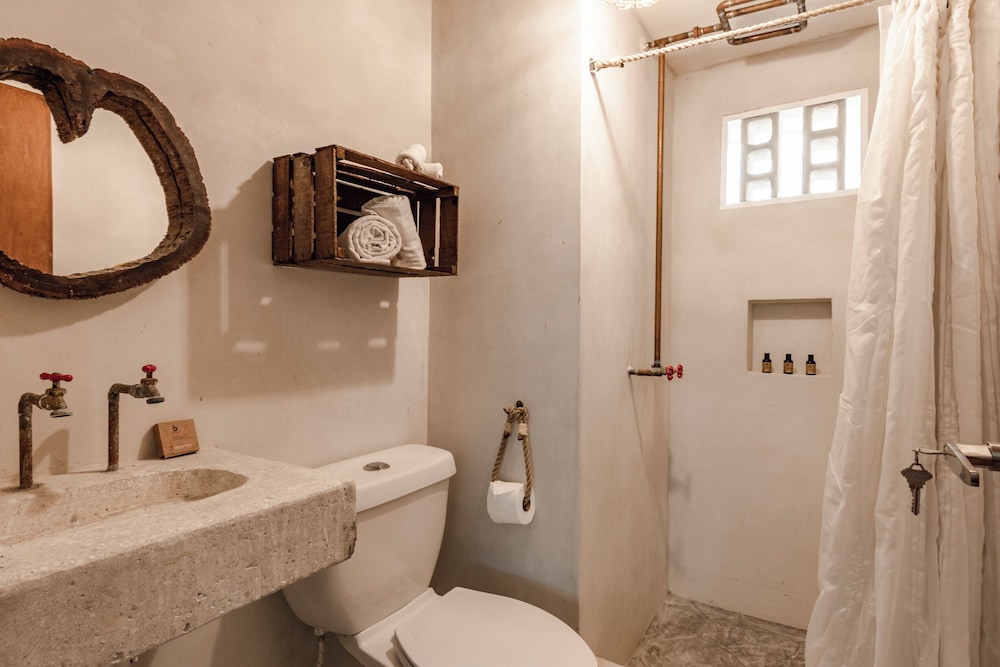 Ahava Hotel (ex Maria Candelaria Hotel) 39/43