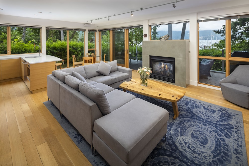 Brentwood Bay Lodge Spa 36/64