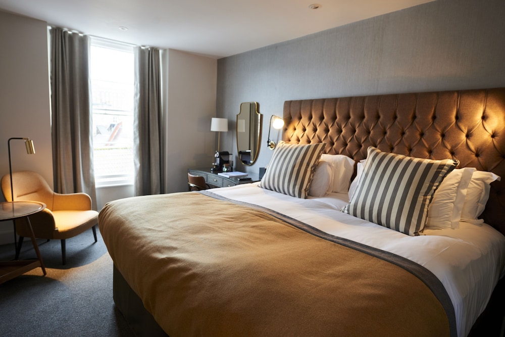 DELUXE, KING BED