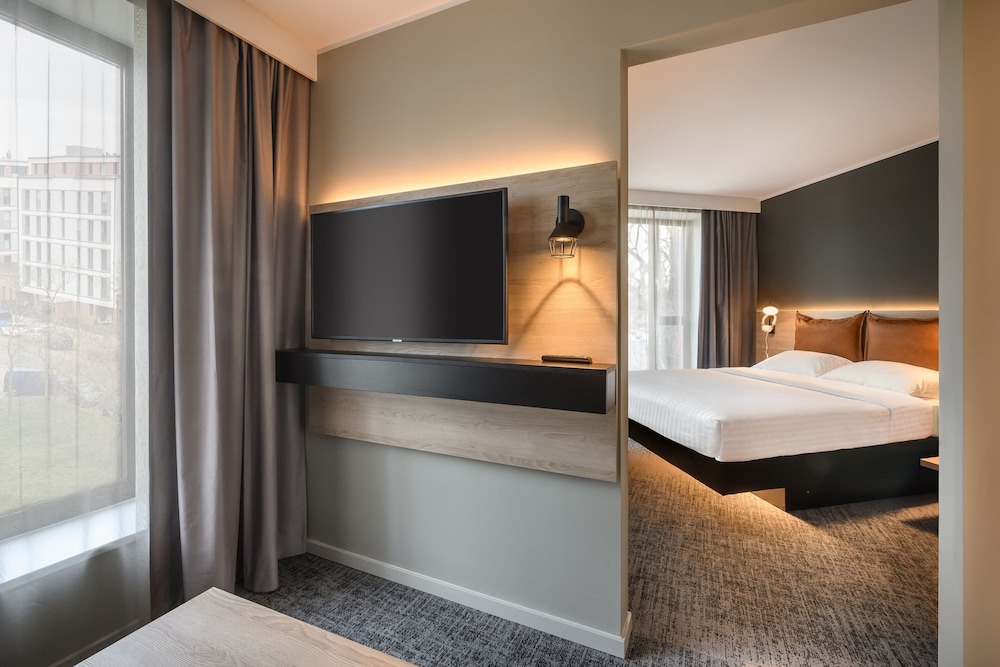 غرفة عائلية بسرير كوين مع أريكة