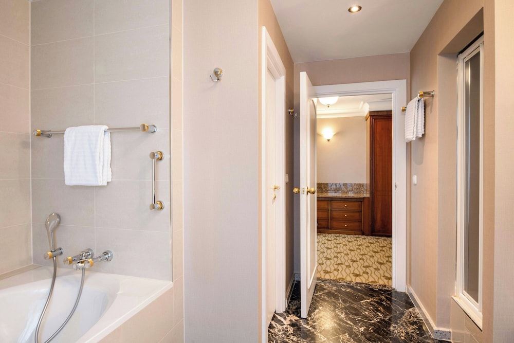 جناح تنفيذي بسرير كينج، Renaissance Brussels Hotel 4/6