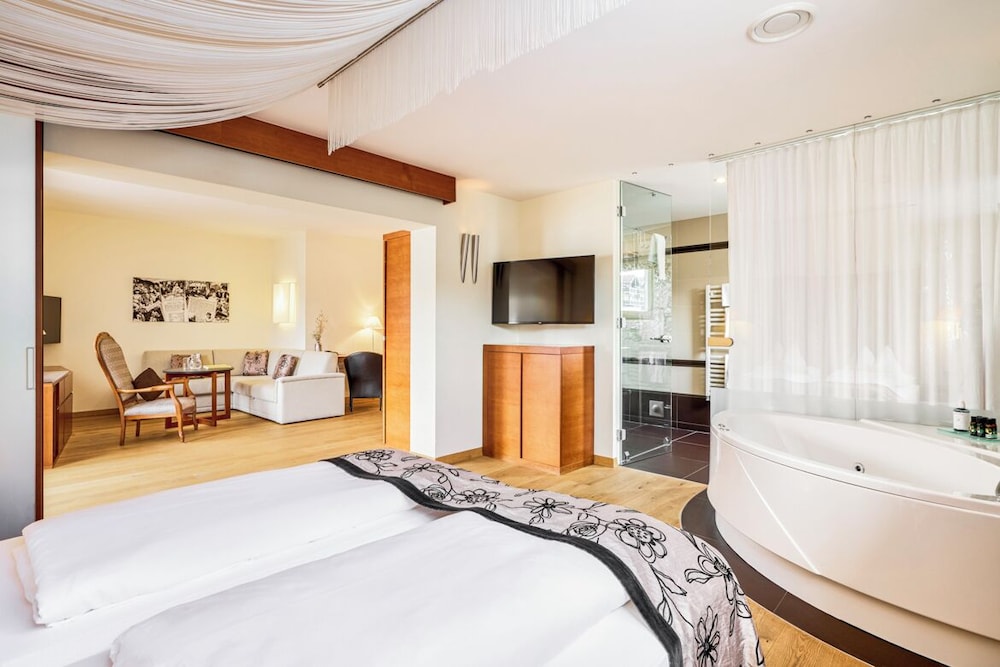 Suite, Queen Bed, Balcony