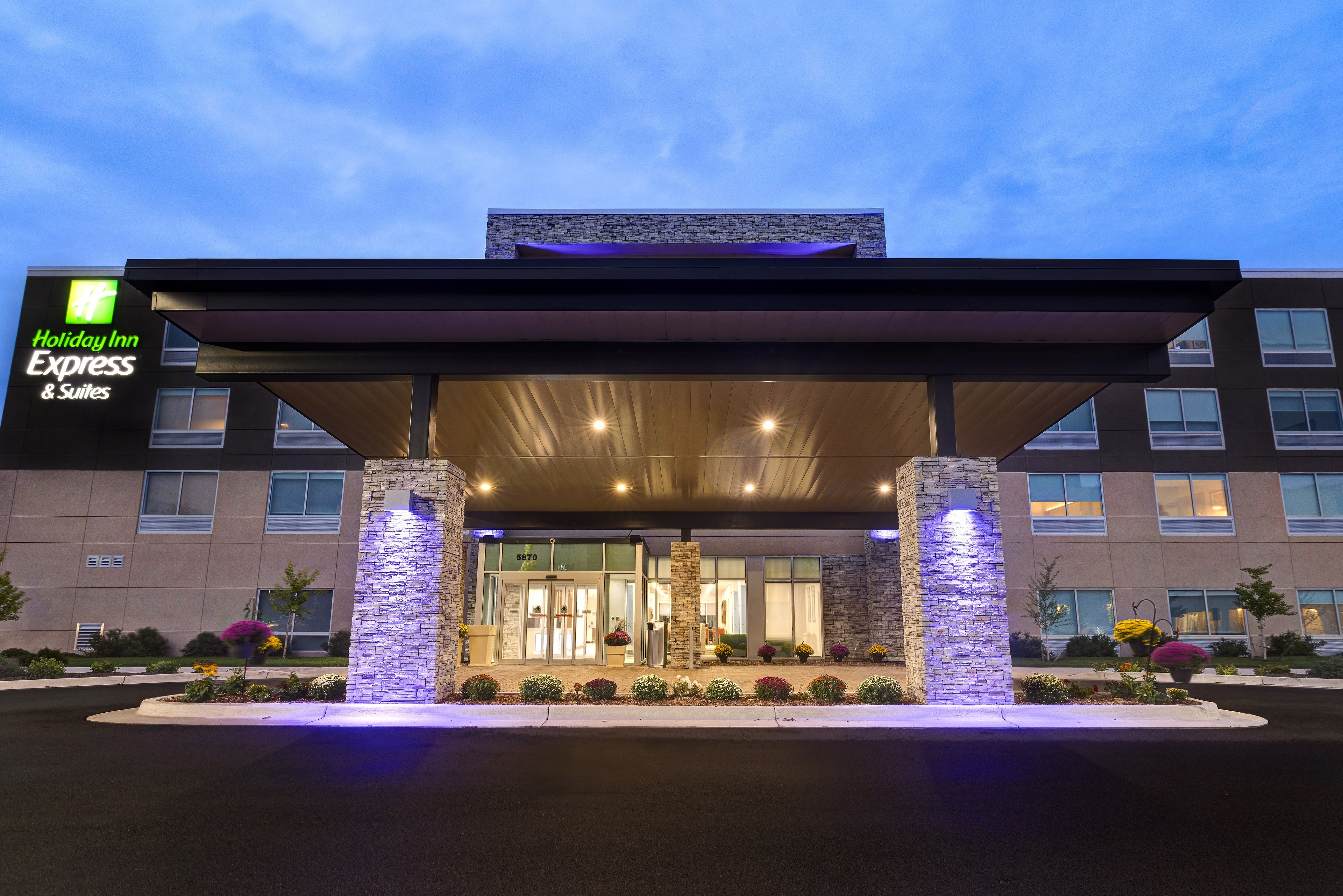 Holiday Inn Express & Suites DETROIT - DEARBORN 2/72
