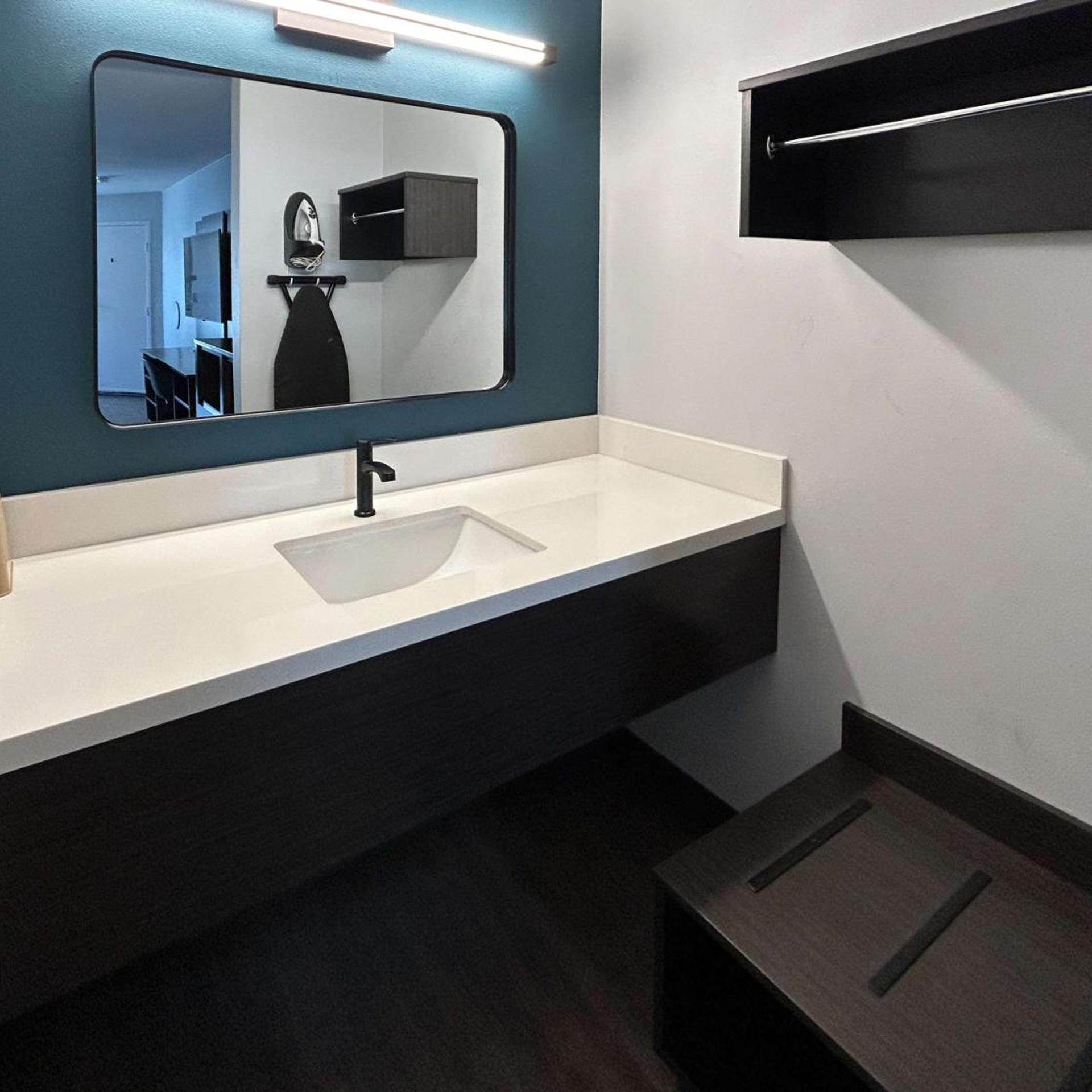 Studio6 Suites Gardena, CA 31/33