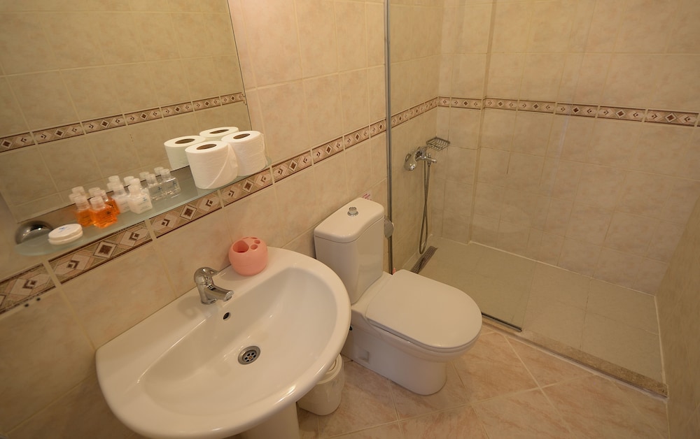KERMAN HOTEL 48/52