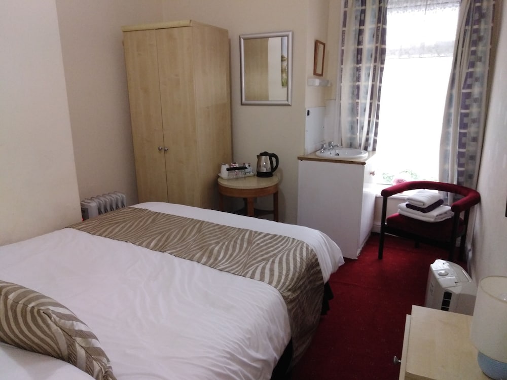 Tuxford House Hotel 2/34