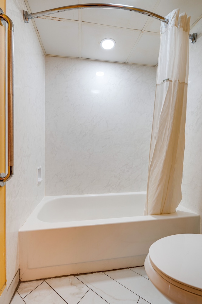 Days Inn by Wyndham Nashville Saint Thomas West Hospital 24/46