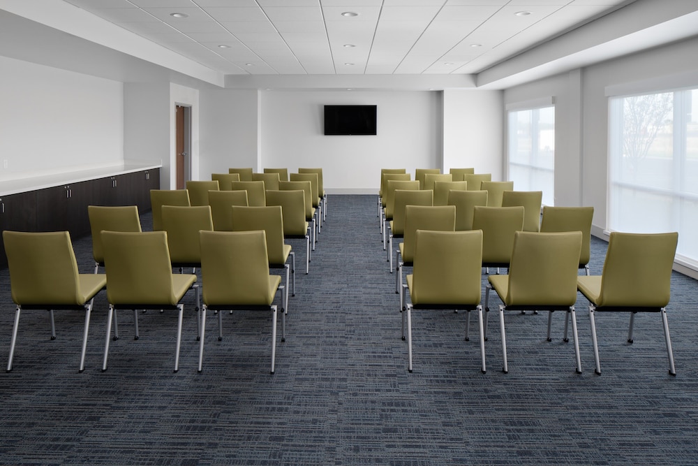 Holiday Inn Express & Suites Elkhorn - Lake Geneva Area 50/55