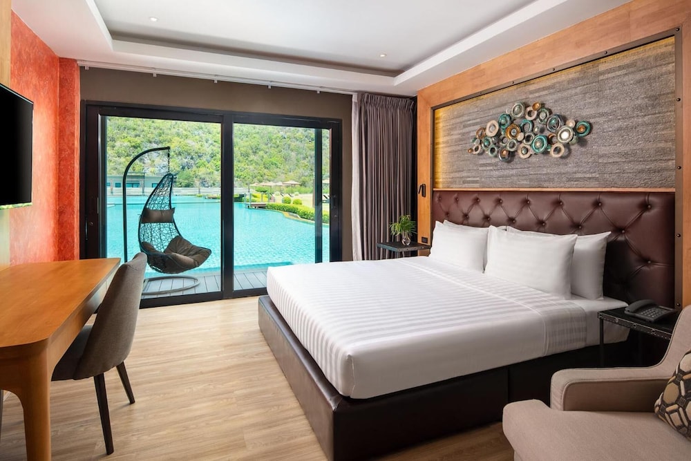 3 Bedrooms, Suite, 3 Double Beds, Pool Access