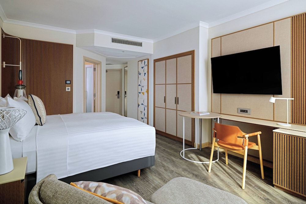Superior, King Bed, City View, Balcony