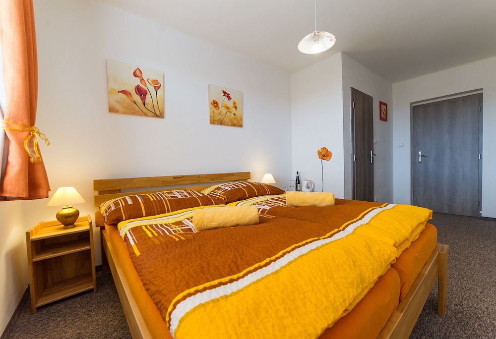 ROOM, DOUBLE BED