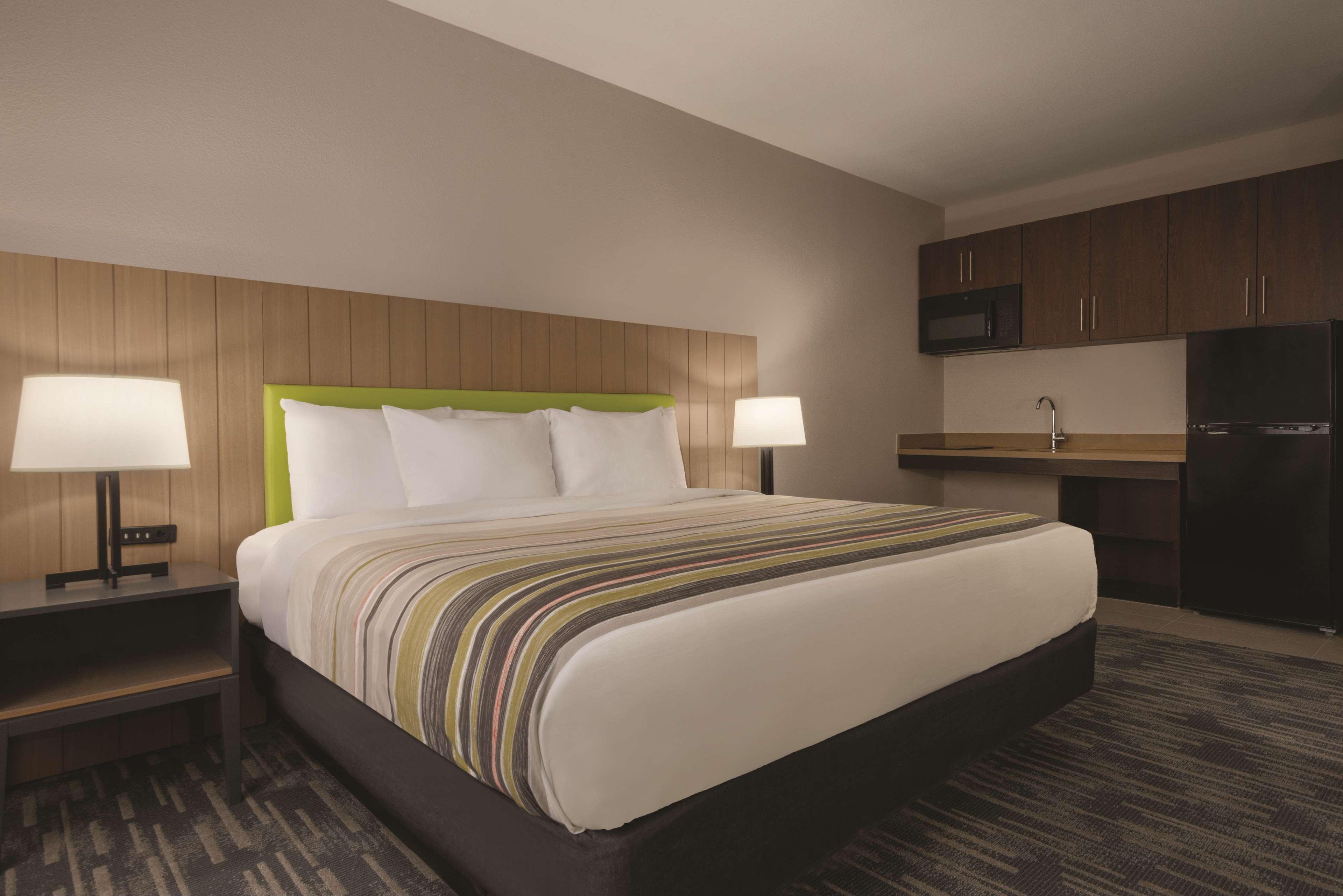 ROOM, KING BED, ACCESSIBLE