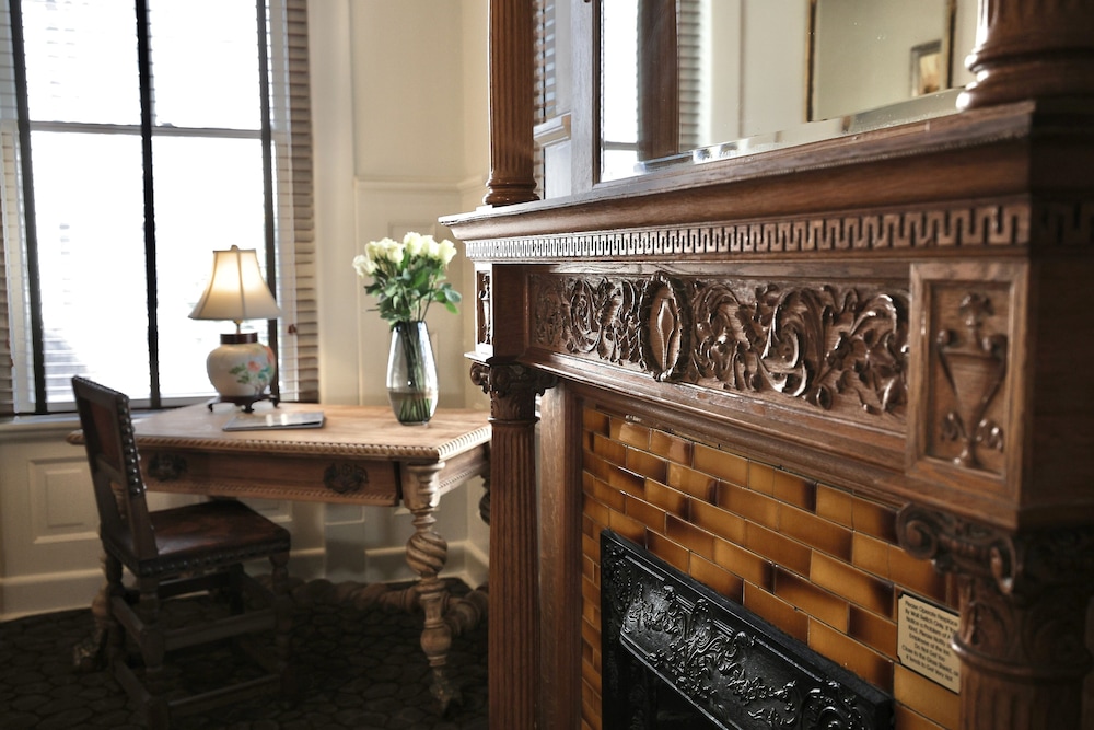 Foley House Inn 10/75