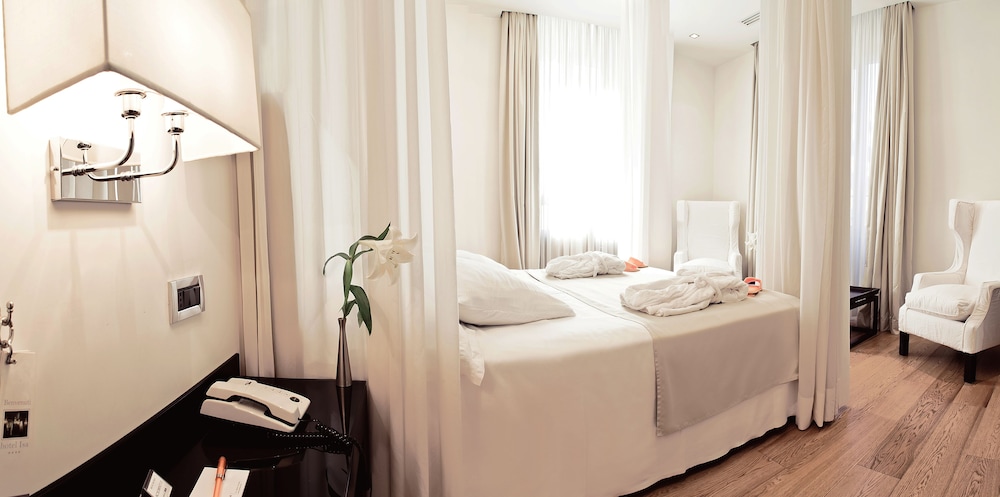Isa Hotel 23/58