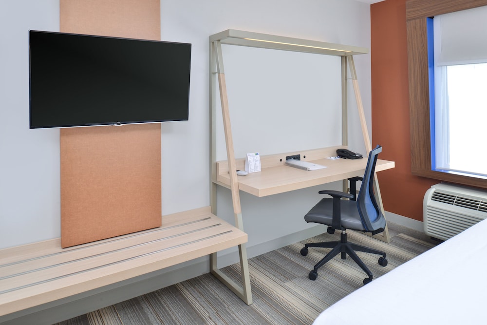 HOLIDAY INN EXPRESS & SUITES BRIGHTON SOUTH - US 23 46/51