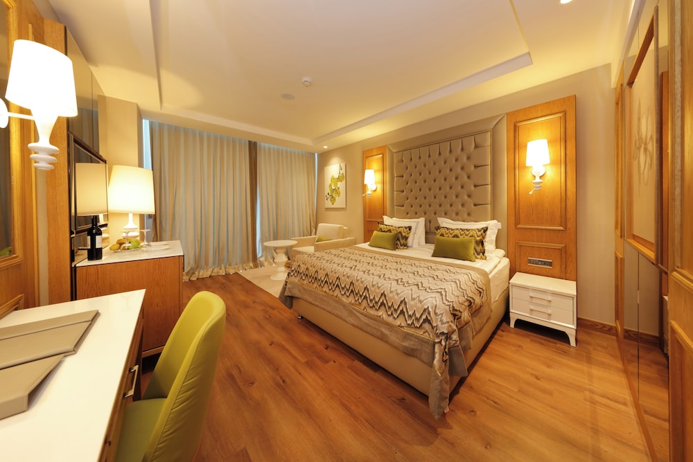Deluxe, Suite, Double Bed, Golf Course View, Sofa