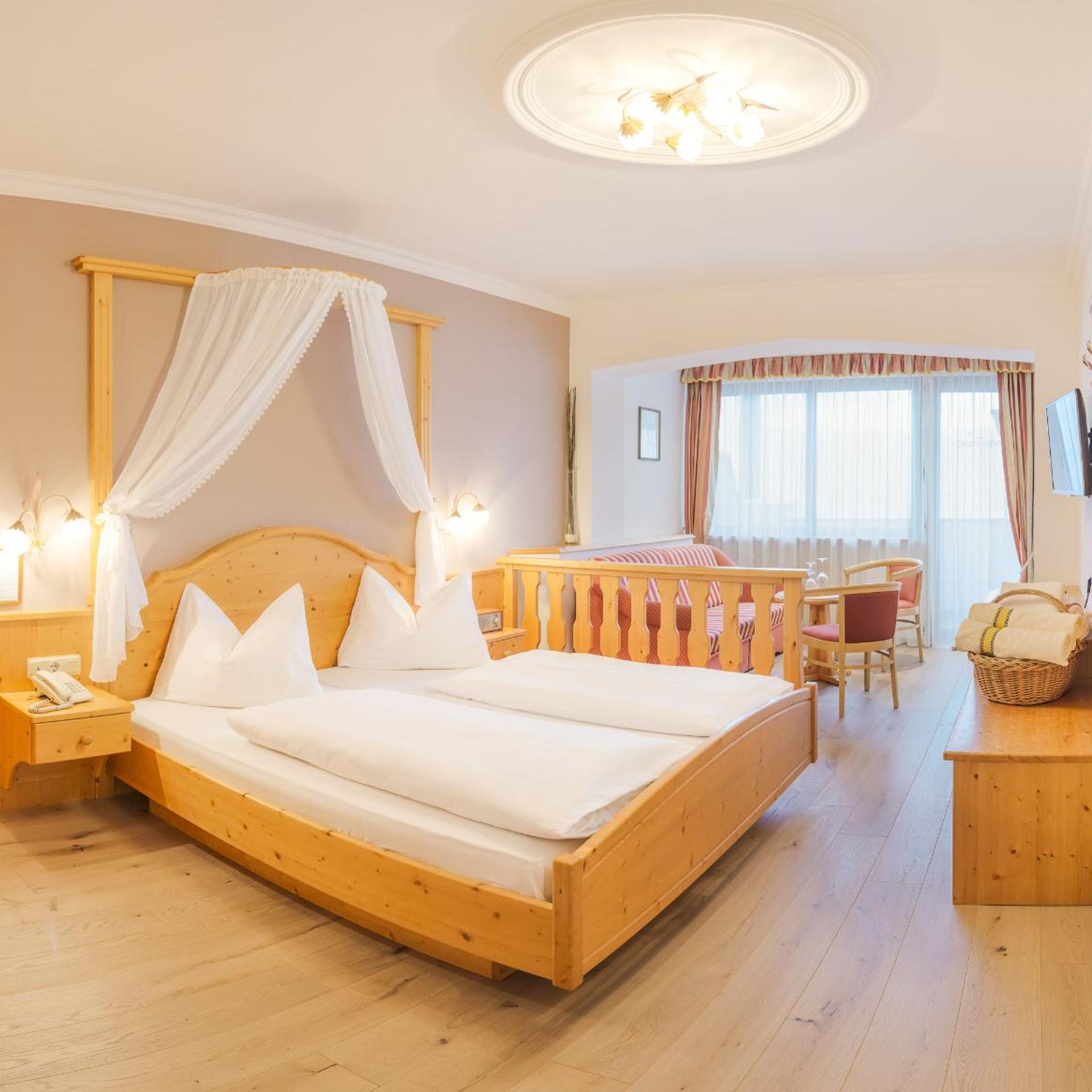 غرفة كومفورت بسرير مزدوج بإطلالة على الجبل بشرفة، Granpanorama Hotel StephansHof 2/5