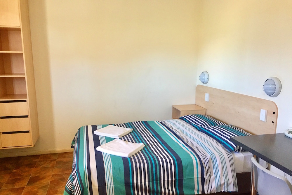 INLAND OASIS MOTEL 29/68