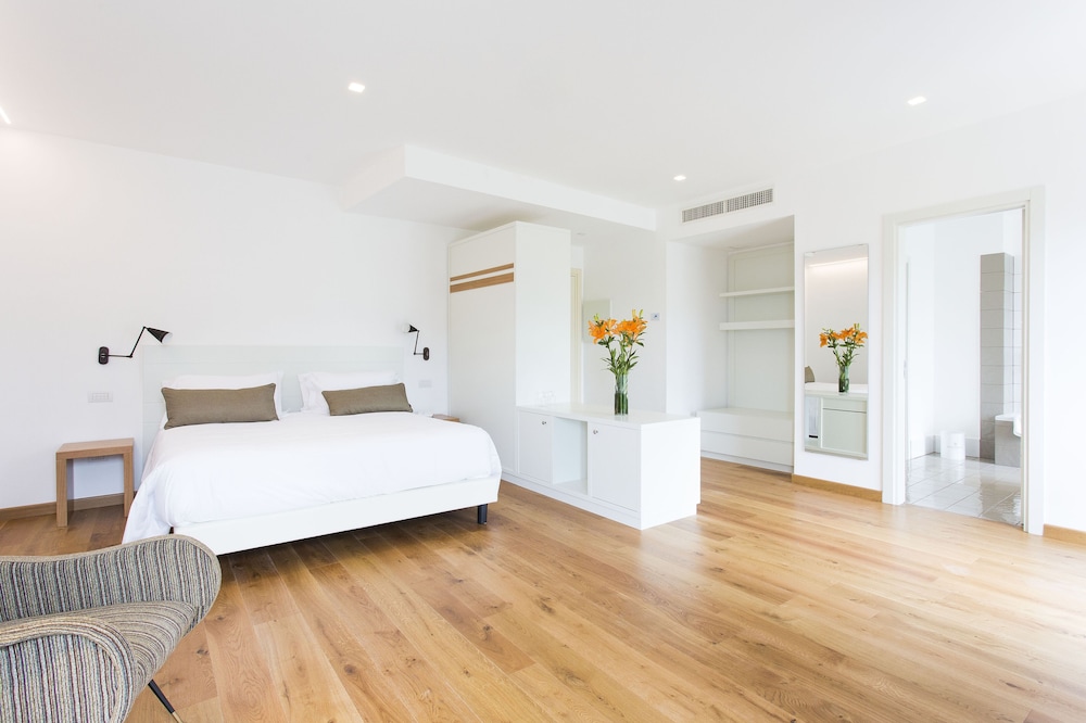 Junior Suite, Partial Sea View
