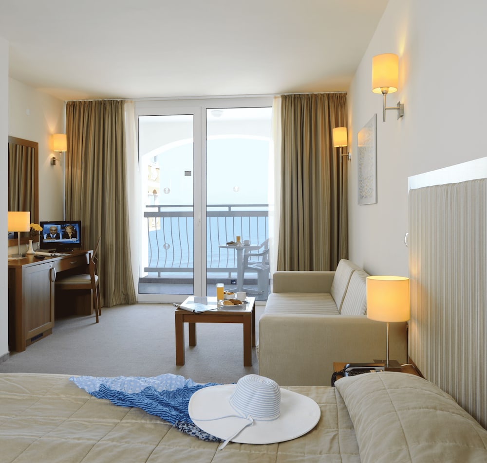 Sol Luna Bay Resort 50/50