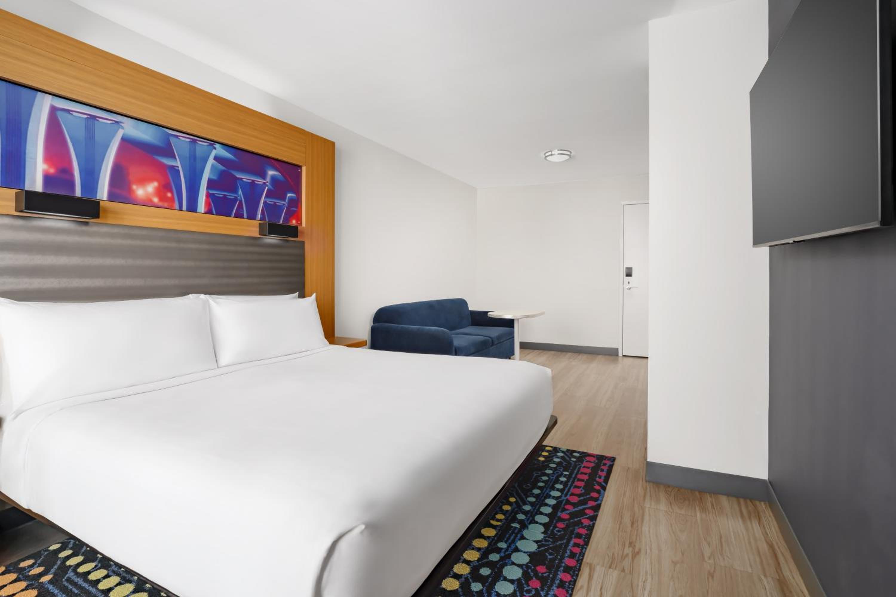Savvy, Suite, King Bed, City View, Sofa, Balcony, High Floor