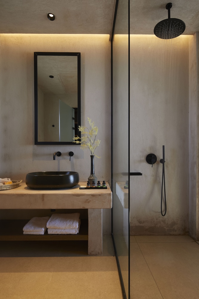 North Santorini Luxury Spa Hotel 50/50
