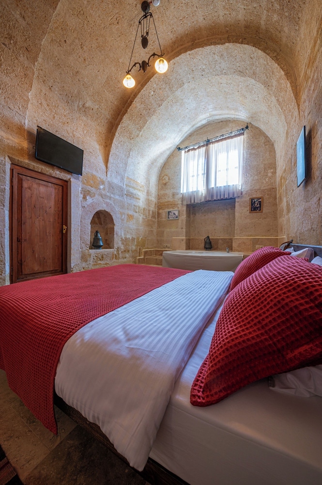 Kapalos Cave Hotel 7/47