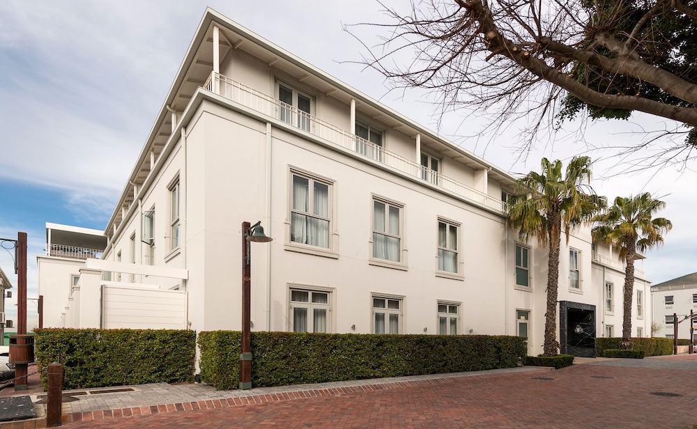 Queen Victoria Hotel & Manor House 2/70