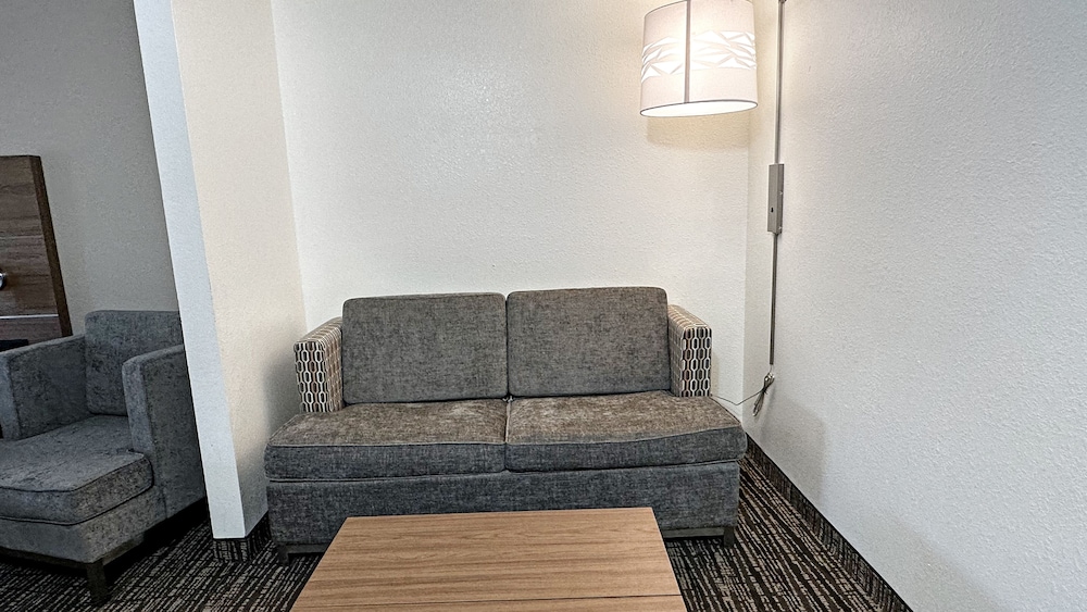 Estherville Hotel Amp Suites 18/50