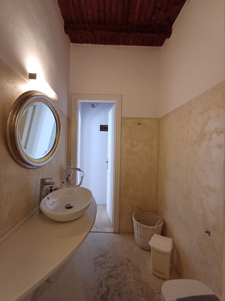 Manos Rooms 50/50