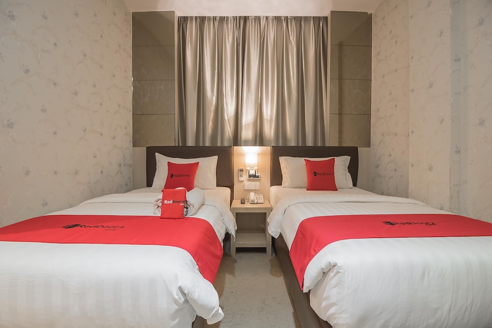 RedDoorz Premium near Grand Batam Mall 28/50