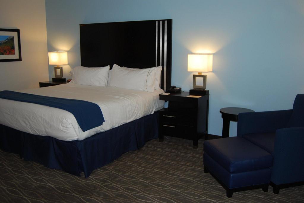 Suite, King Bed, Extra Floor Space, Sofa