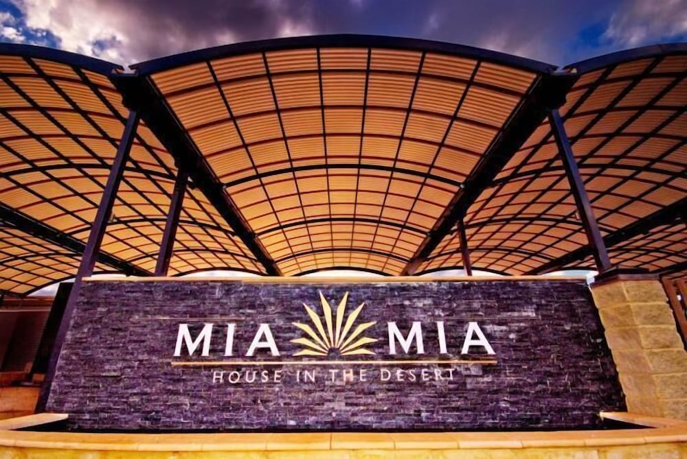 MIA MIA HOUSE IN THE DESERT 1/19