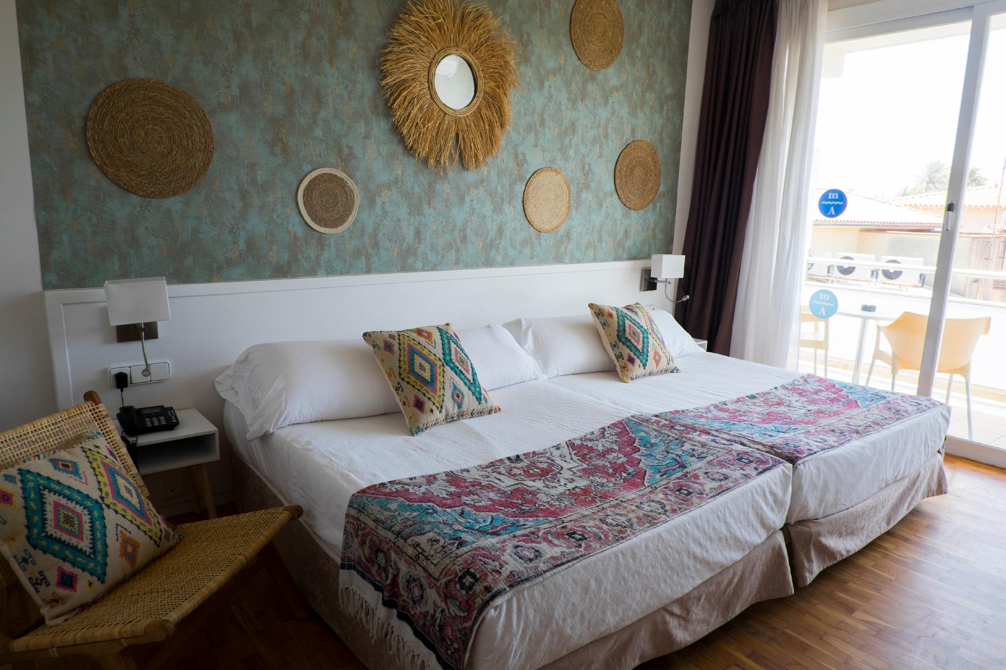 Room, 2 Double and Twin Beds