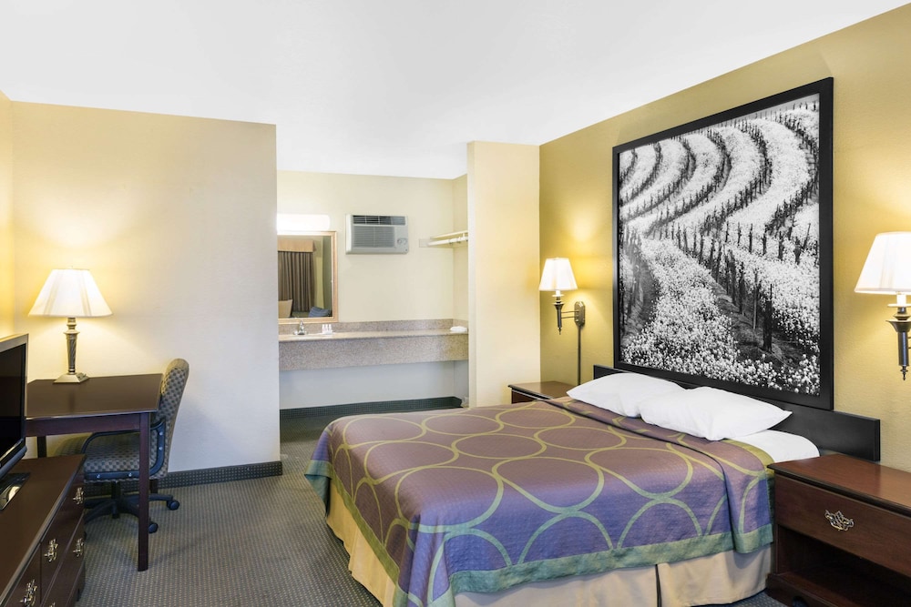 Super 8 by Wyndham Corning 18/25