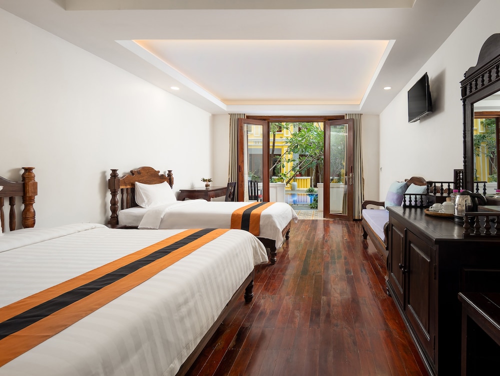 Deluxe, Triple, 1 King and 1 Single Beds, Pool View, La Residence WatBo Hotel 6/10