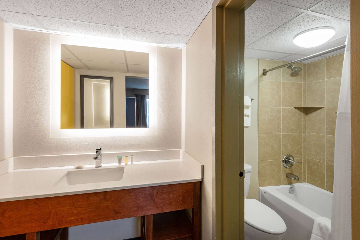 Days Inn By Wyndham Charlottesville/University Area 42/43