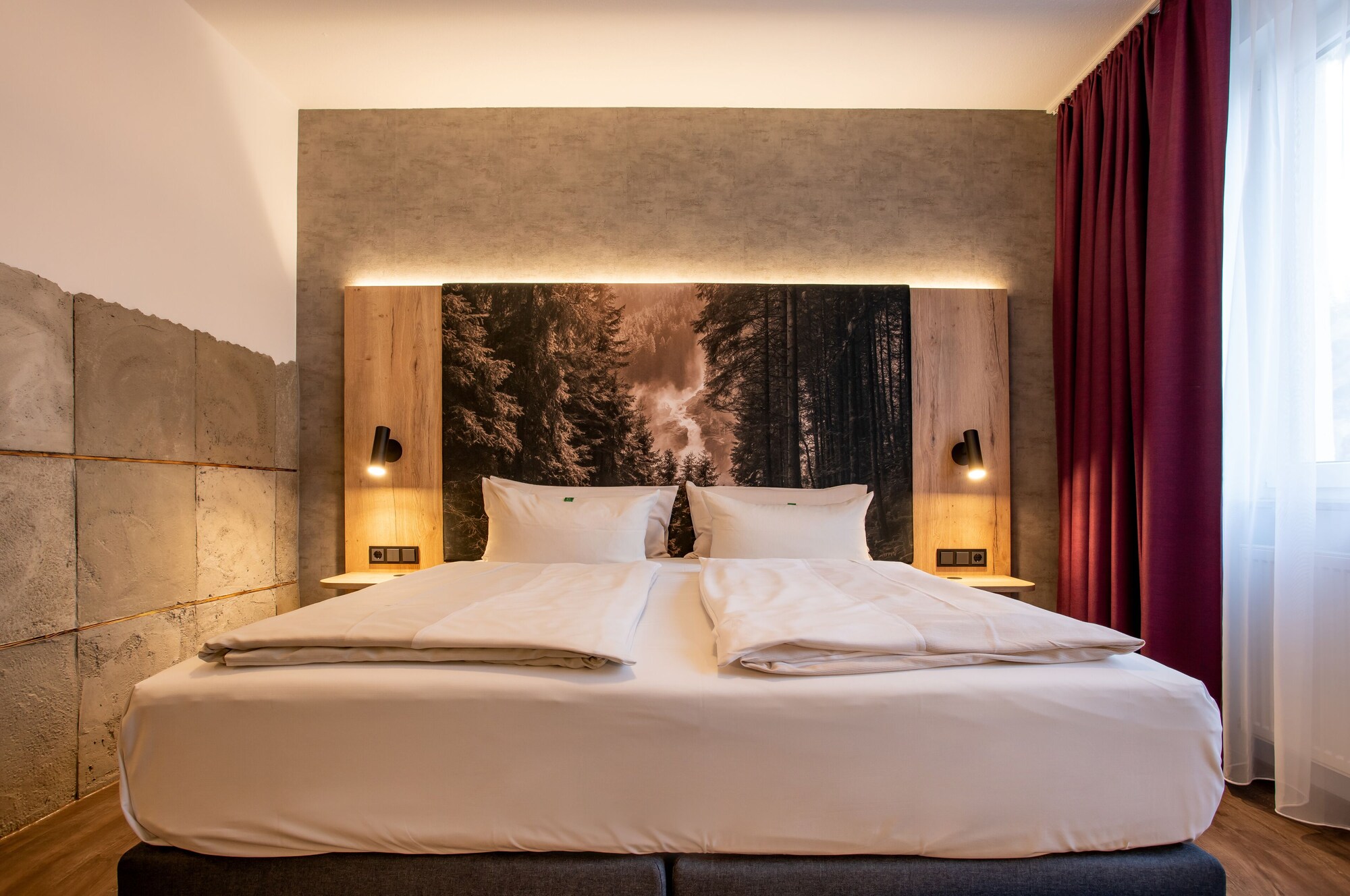 DELUXE, KING BED