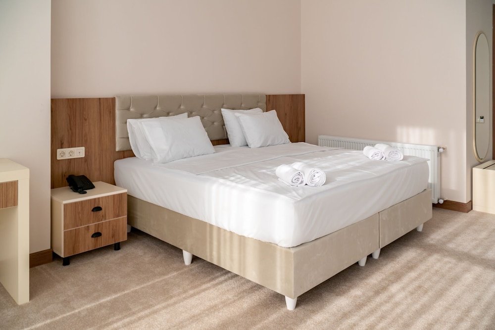 DELUXE, DOUBLE BED