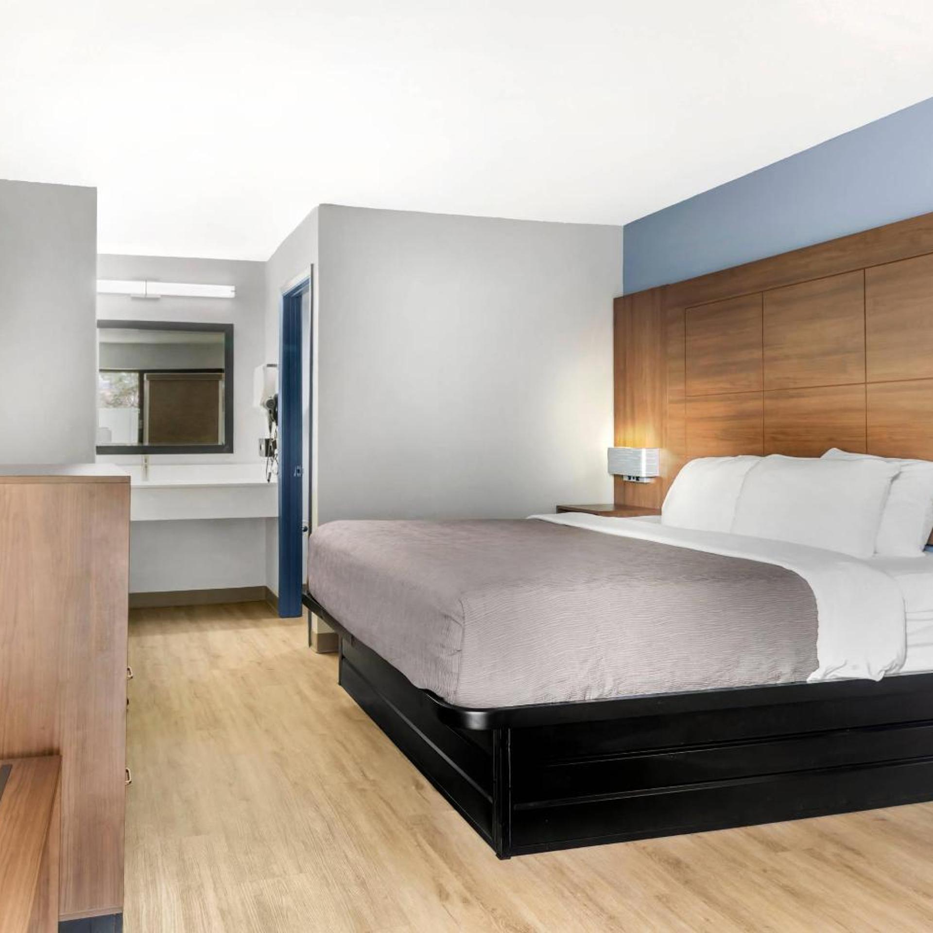 Efficiency, Superior, King Bed, Smoking