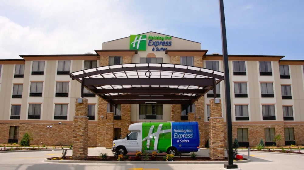 Holiday Inn Express Suites St Louis Airport 1/58