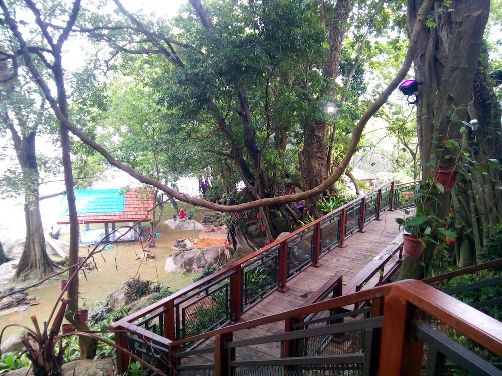 8 BOUTIQUE BY THE SEA HOTEL 35/50