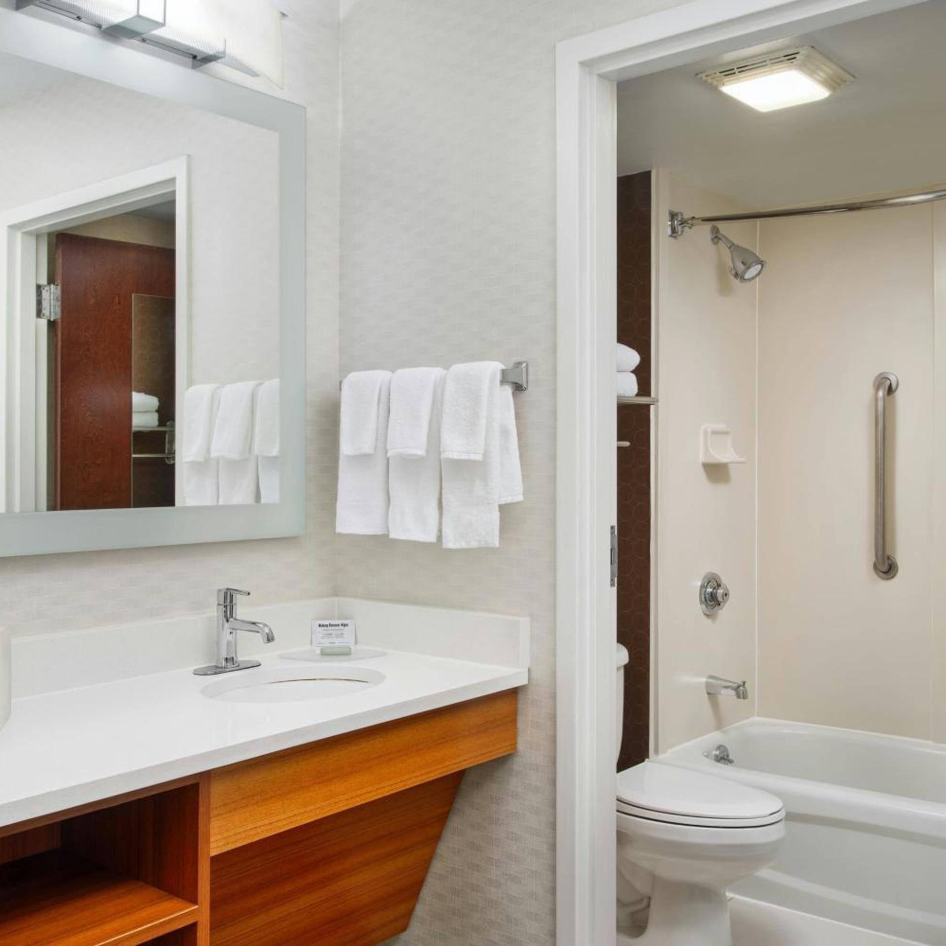 Suite, King Bed, Dining Area, Sofa، SPRINGHILL SUITES BY MARRIOTT CHICAGO ELMHURST/OAKBROOK AREA 2/2