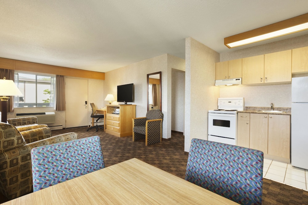 Days Inn By Wyndham Victoria Uptown 36/62