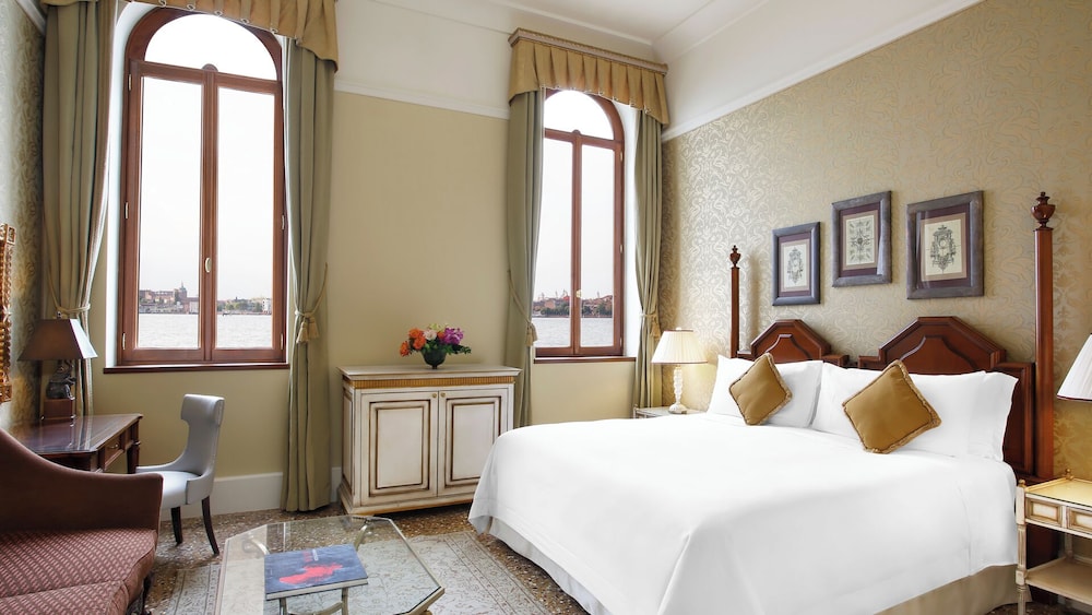 GRAND, DELUXE, LAGOON VIEW