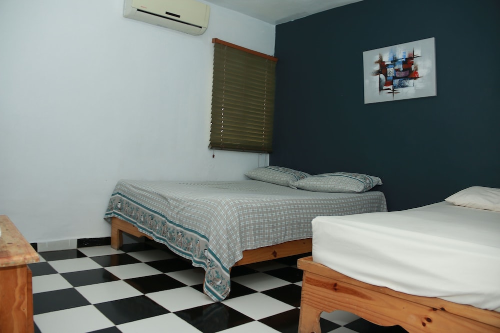 Aarony House Hotel 11/50
