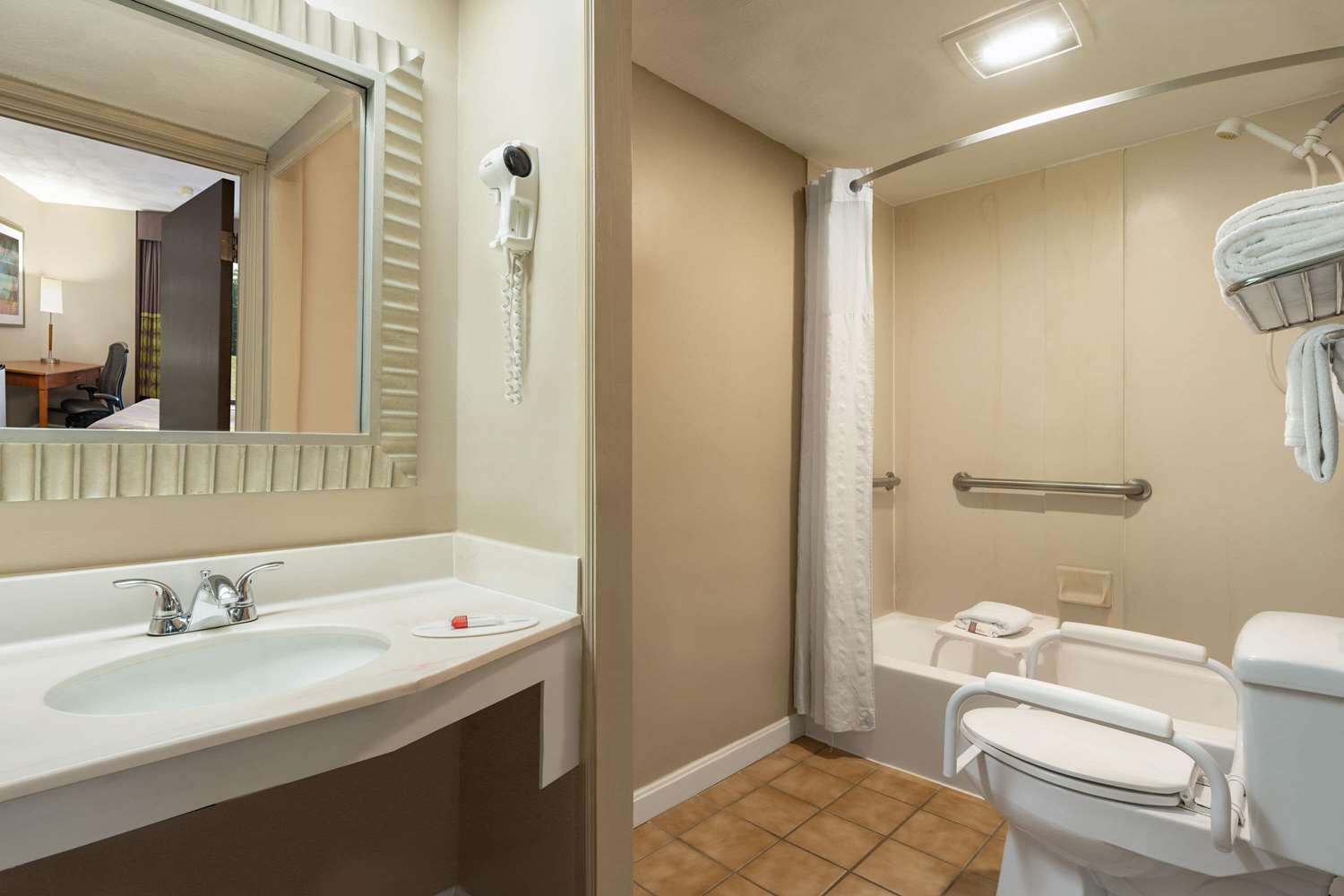 Super 8 by Wyndham West Greenwich/Providence 46/47